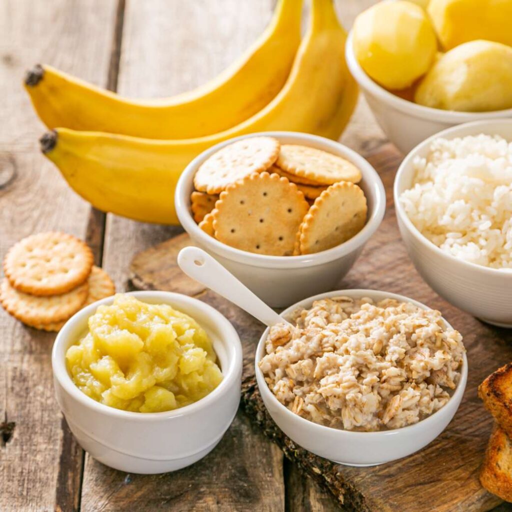 El plátano, la salsa de manzana, las galletas saladas y el arroz blanco son alimentos que son buenos para comer cuando se tiene diarrea.