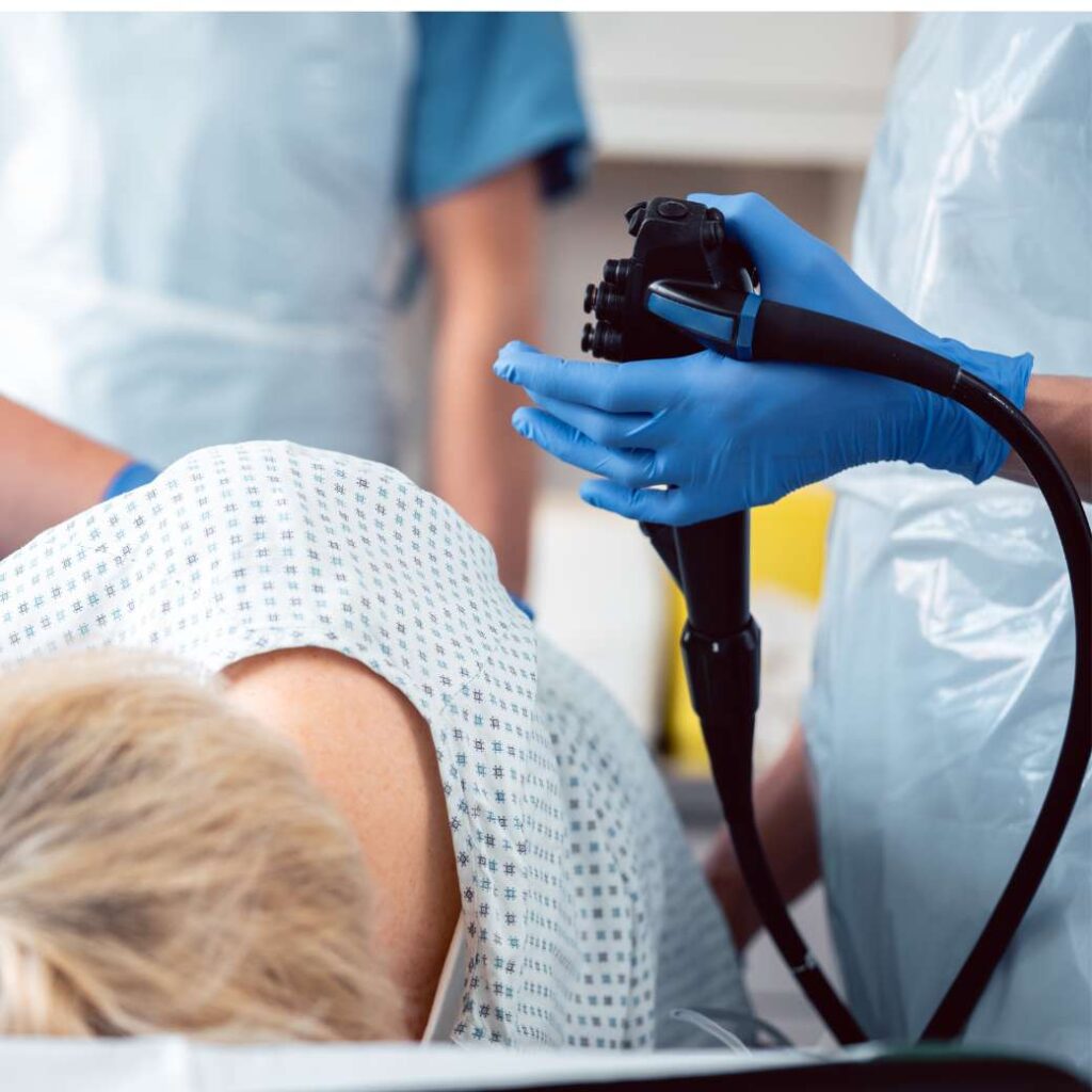 Médico que realiza una colonoscopia