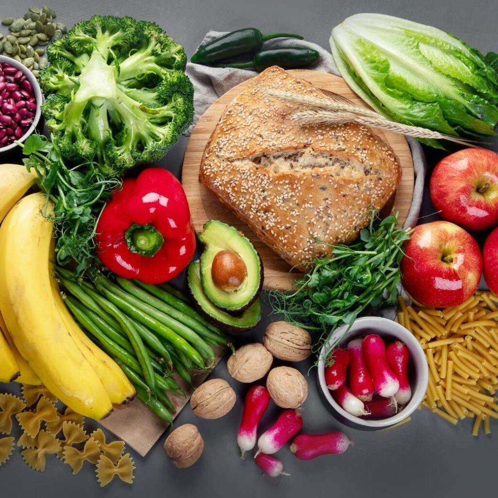 Alimentos ricos en fibra: pan integral, pimientos, brécol, lechuga, plátano, manzanas