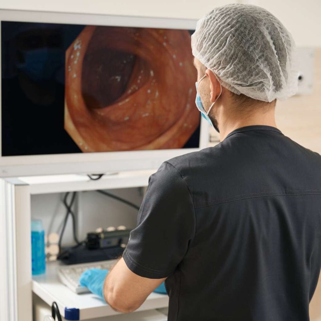 PR Gastro Doctor trabajando mirando el monitor